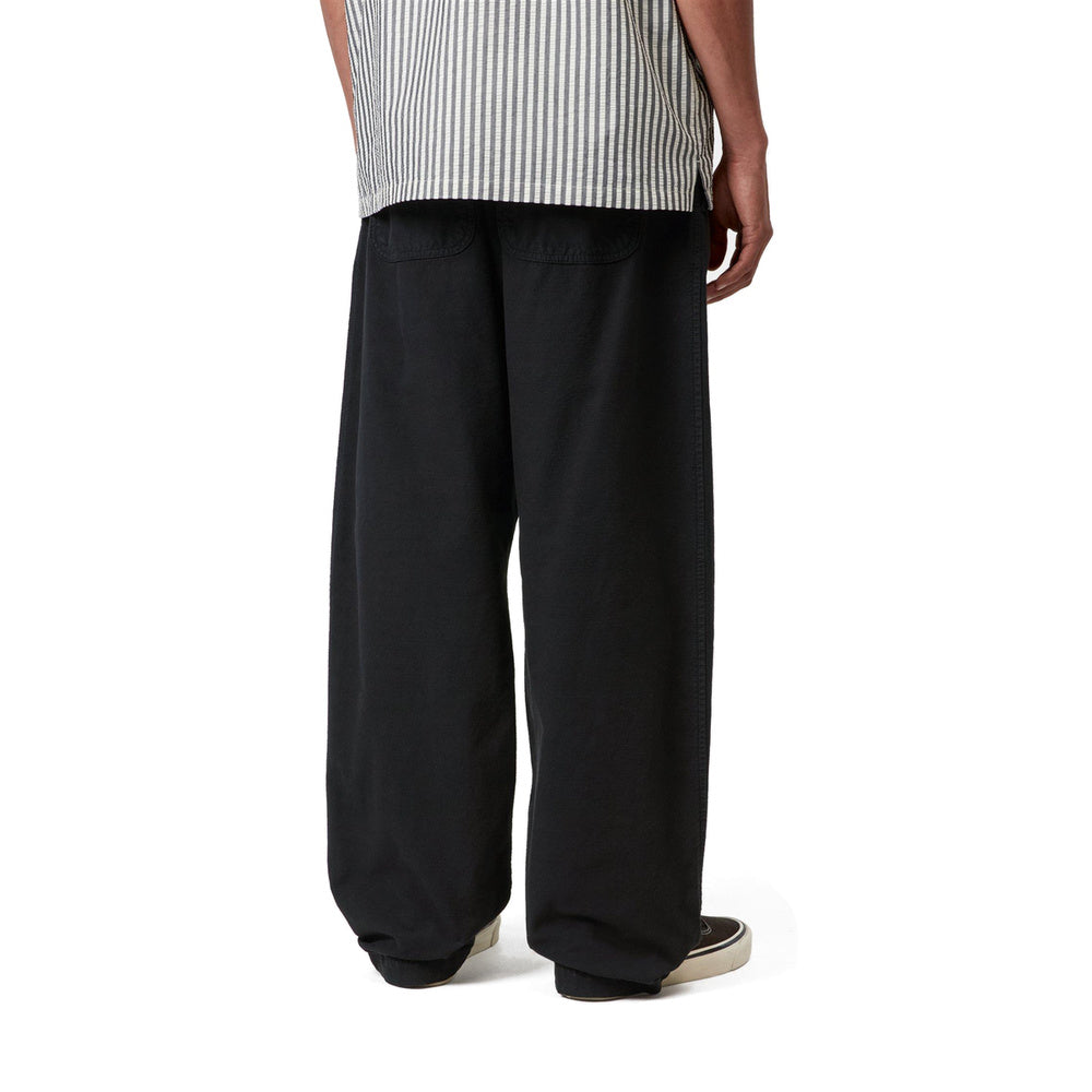 Pantaloni Carhartt WIP Walton Pant Black Garment Dyed – indossati vista posteriore