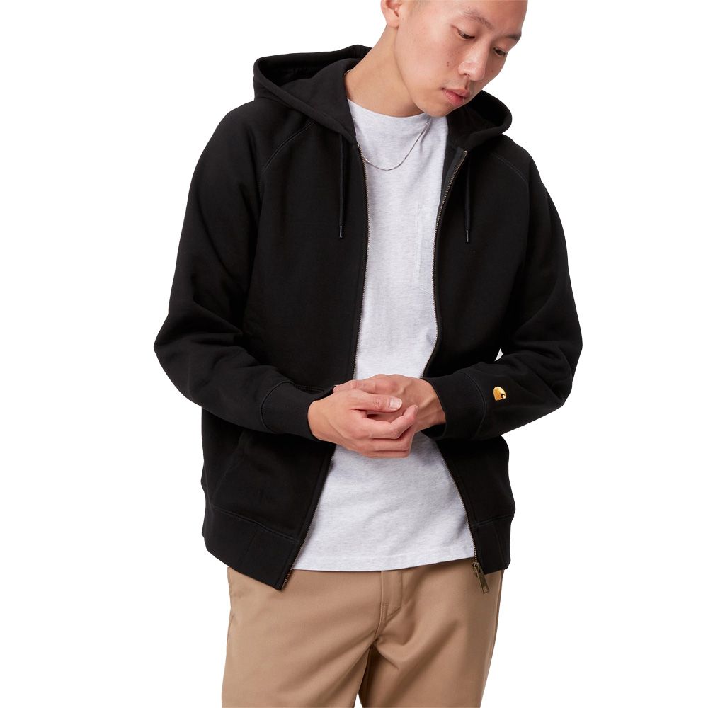 Felpa con cappuccio Carhartt WIP Hooded Chase Jacket Black / Gold – indossata vista frontale