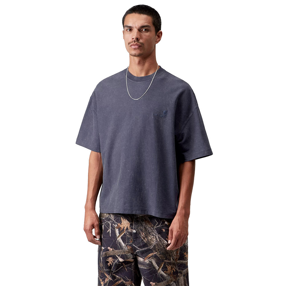 T-shirt Carhartt WIP S/S Lambert T-Shirt Dark Navy / Moon Wash – indossata vista frontale