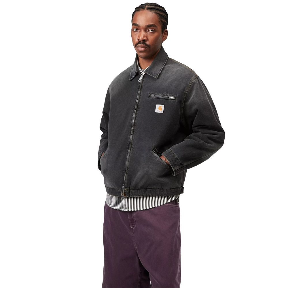 Giacca Carhartt WIP OG Detroit Jacket Black Grind Wash – indossata vista di tre quarti