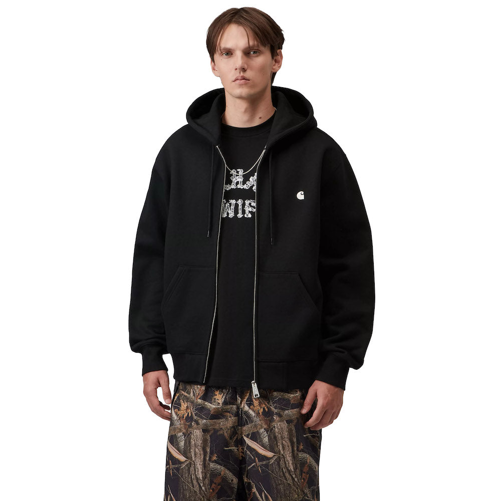 Felpa con cappuccio Carhartt WIP Hooded Mack Sweat Jacket Black – indossata vista frontale