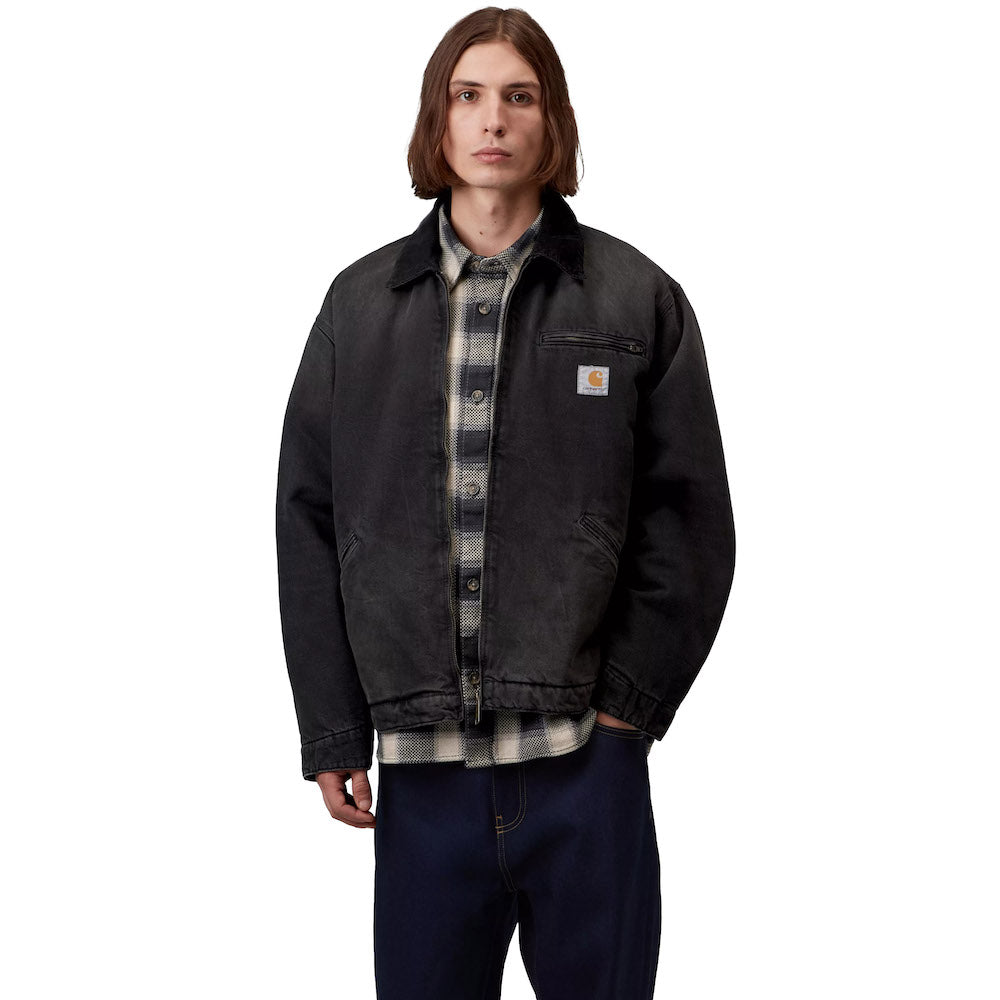 Giacca Carhartt WIP OG Detroit Jacket Black / Black, Tobacco Used Wash – indossata vista frontale