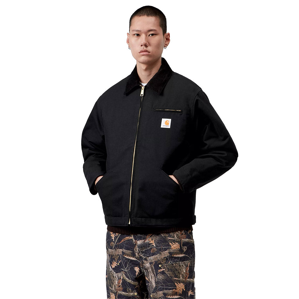 Giacca Carhartt WIP OG Detroit Jacket (Winter) Black / Black, Rigid – indossata vista di tre quarti