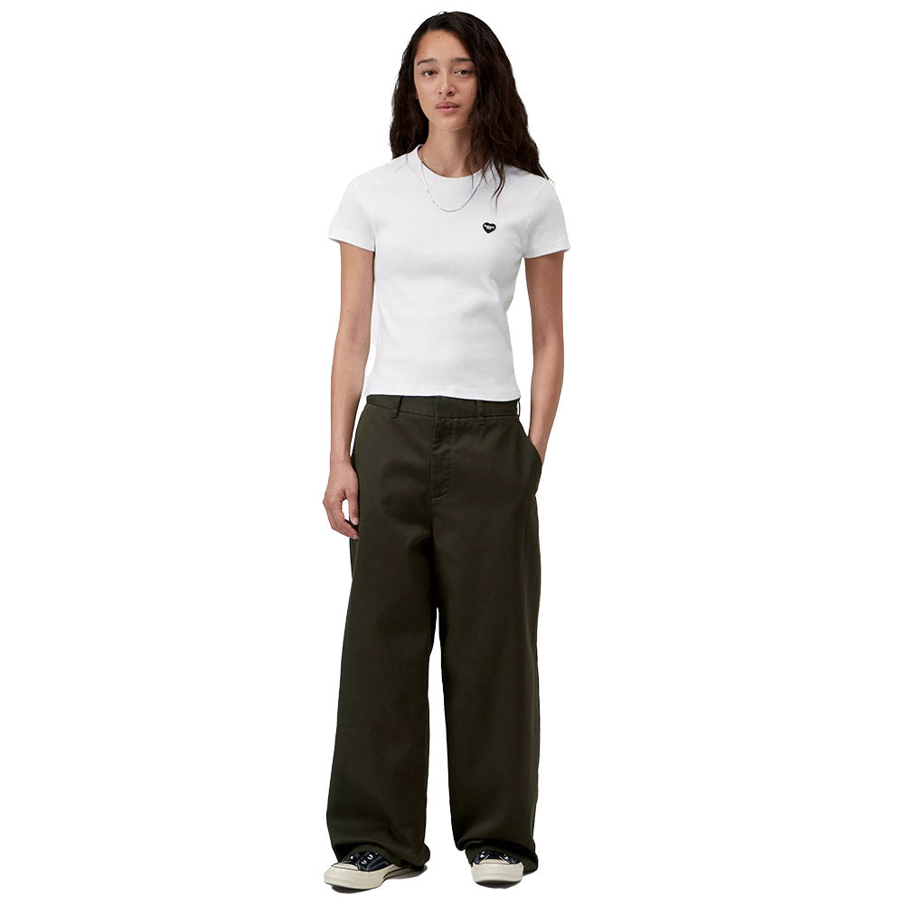 T-shirt Carhartt WIP Women's S/S Small Heart Patch T-Shirt White – indossata figura intera