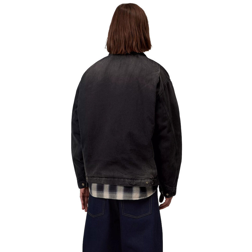 Giacca Carhartt WIP OG Detroit Jacket Black / Black, Tobacco Used Wash – indossata vista posteriore