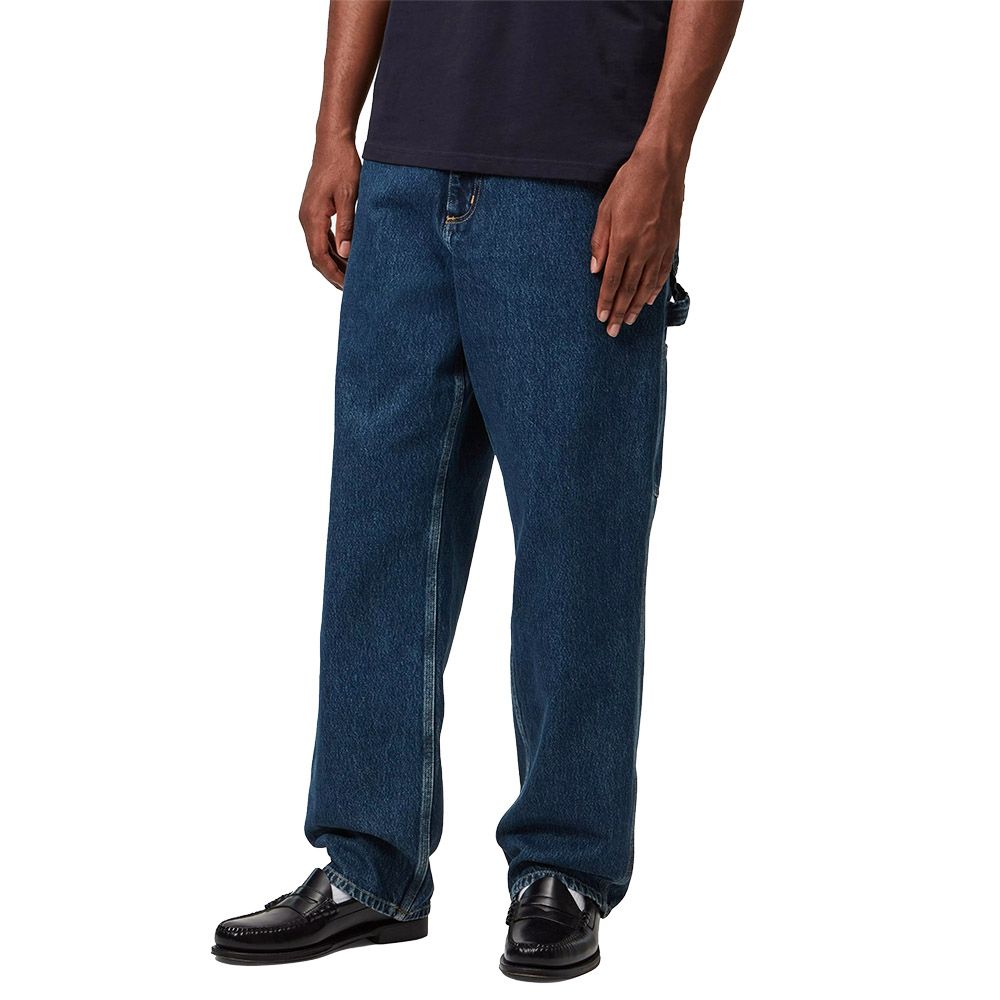 Pantaloni Carhartt WIP Single Knee Pant Blue Stone Washed – indossati vista di tre quarti