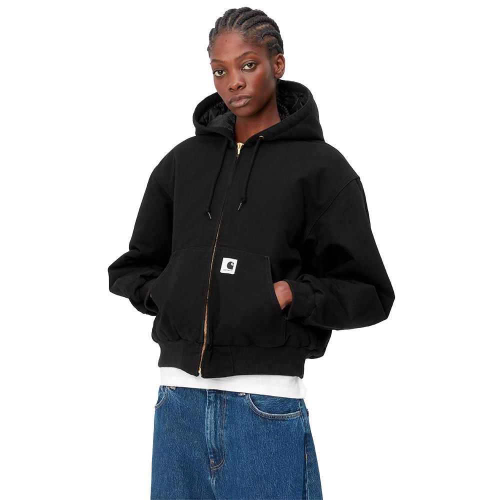 Giacca Carhartt WIP W' OG Active Jacket Black Rinsed – indossata vista di tre quarti
