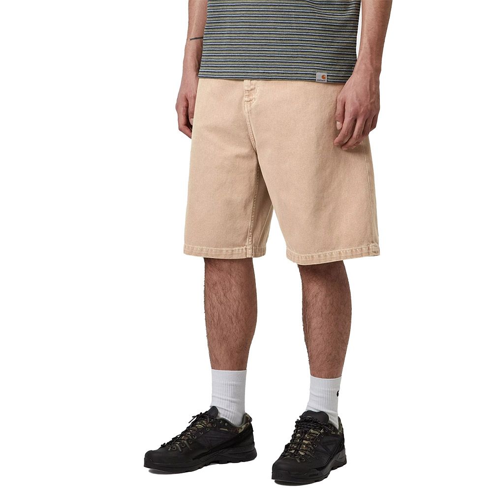 Short Carhartt WIP Brandon Short Barchan Stone Dyed – indossati vista di tre quarti