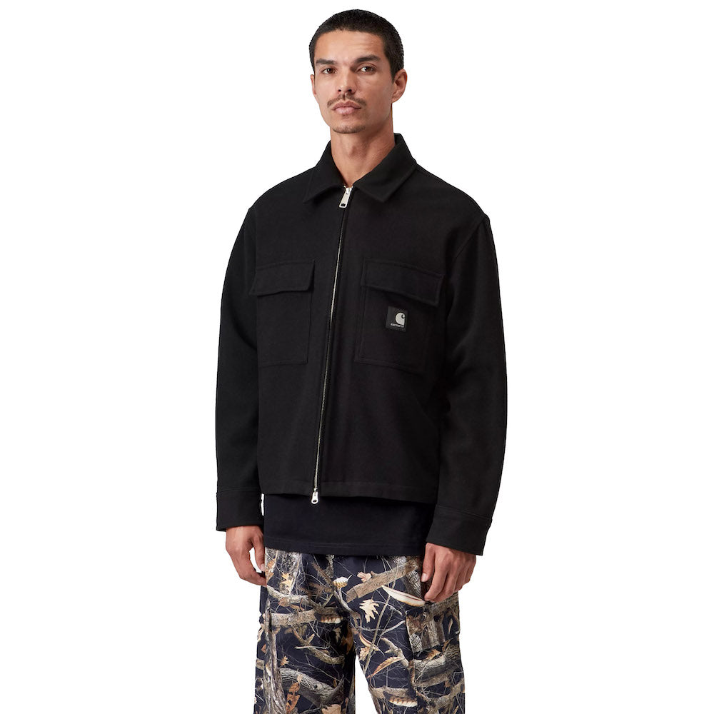 Giacca Carhartt WIP Atoka Shirt Jacket Black – indossata vista di tre quarti