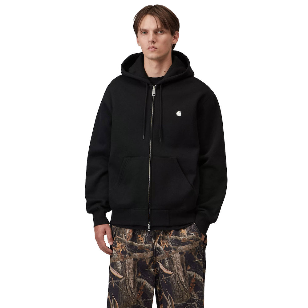 Felpa con cappuccio Carhartt WIP Hooded Mack Sweat Jacket Black – indossata vista di tre quarti