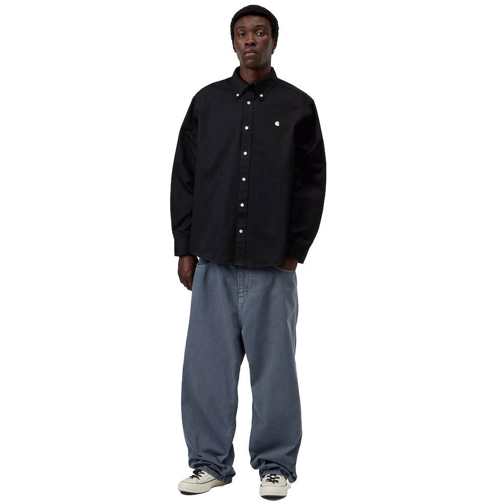 Camicia Carhartt WIP L/S OG Madison Shirt Black – indossata figura intera