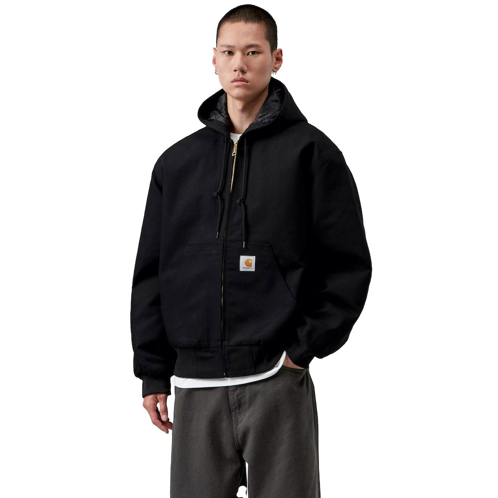Giacca Carhartt WIP OG Active Jacket Black / Rigid – indossata vista di tre quarti