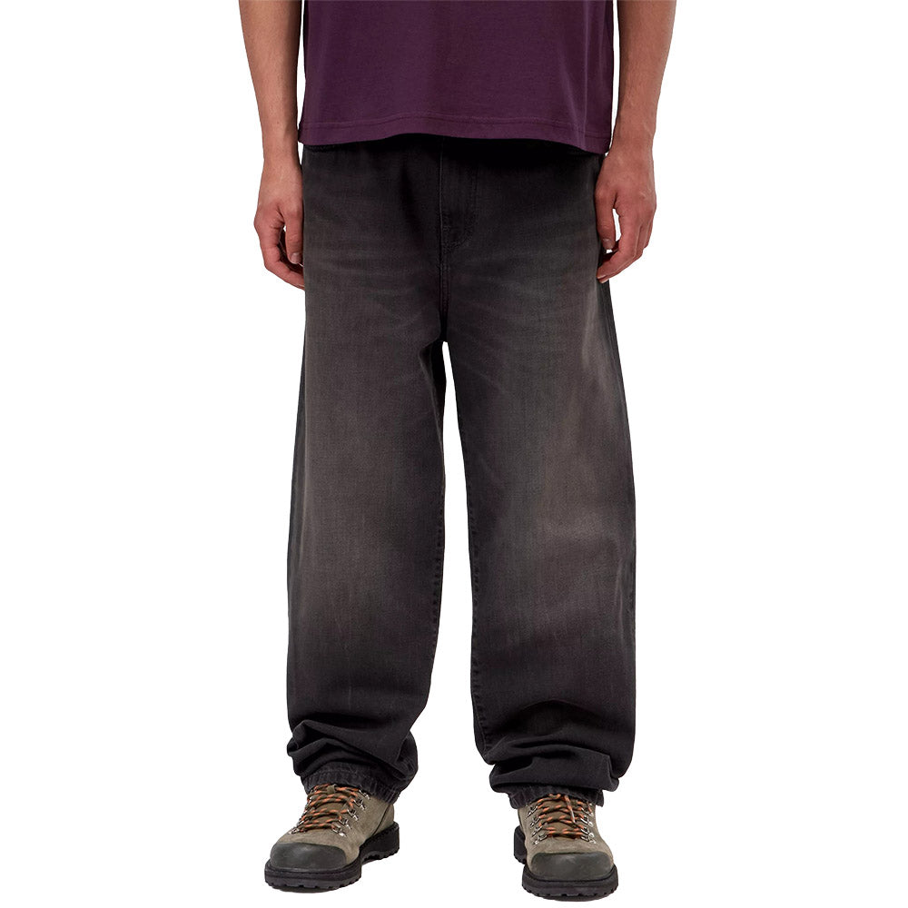 Jeans Carhartt WIP Aaron Pant Black / Tobacco Used Wash – indossati vista frontale