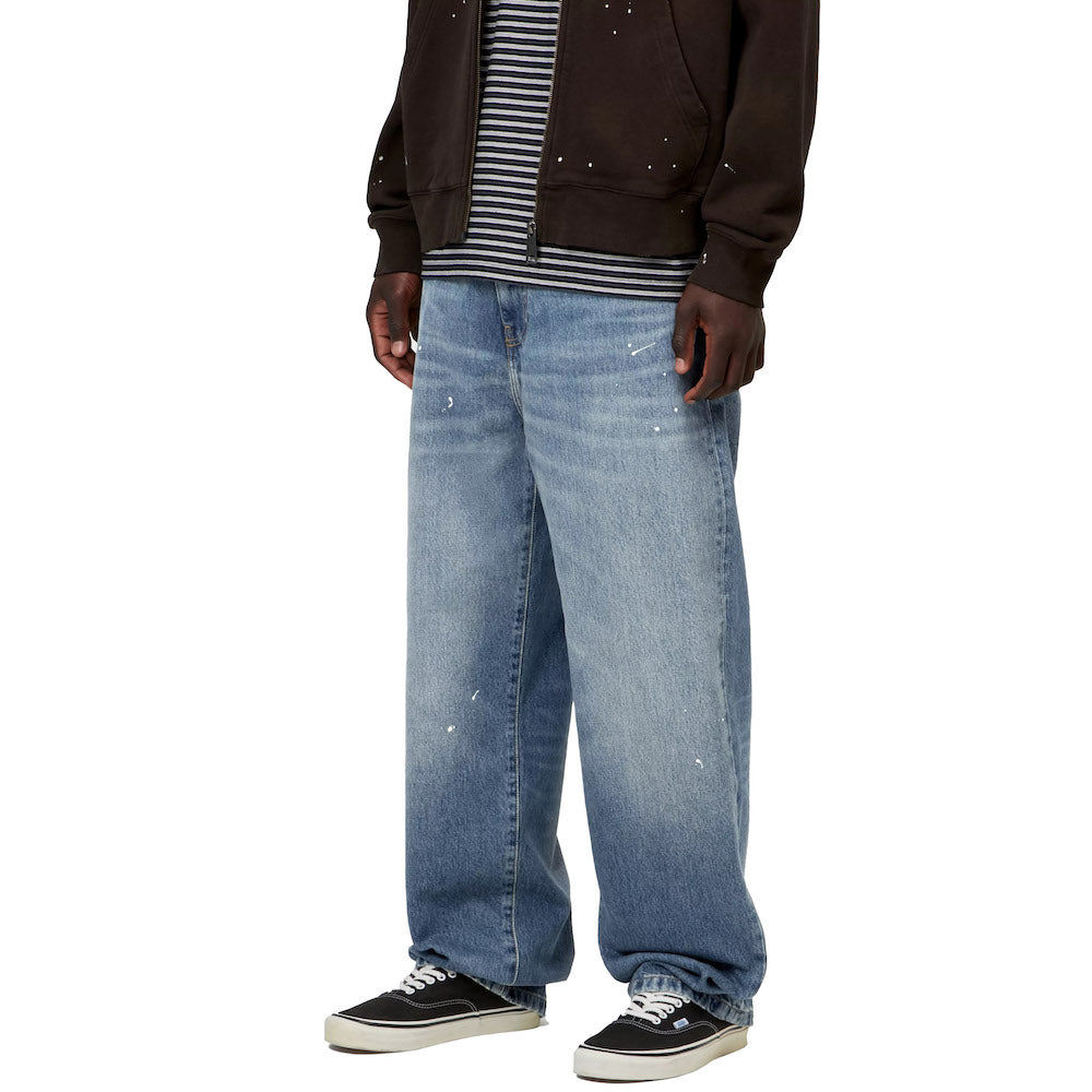 Jeans Carhartt WIP Landon Pant Blue / Destroy Wash, Splatter – indossati vista di tre quarti