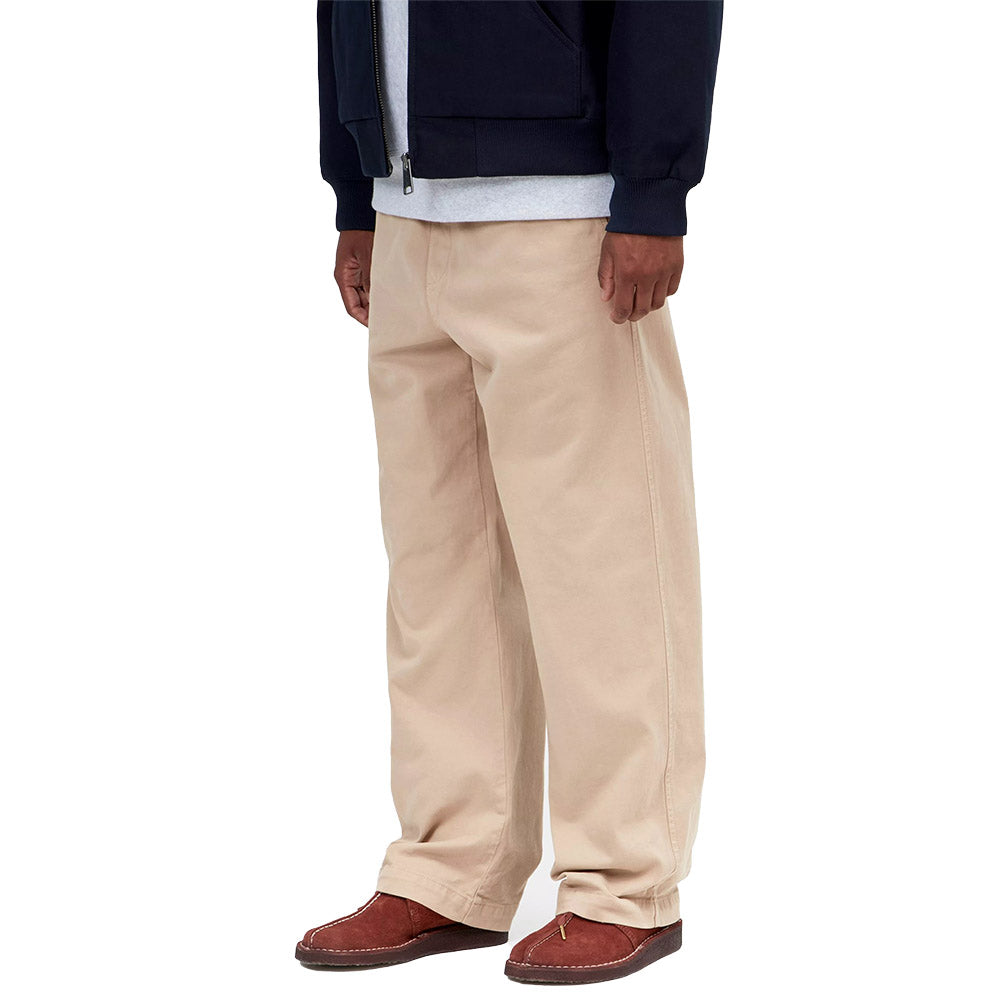 Pantaloni Carhartt WIP Floyde Pant Wall / Garment Dyed – indossati vista di tre quarti