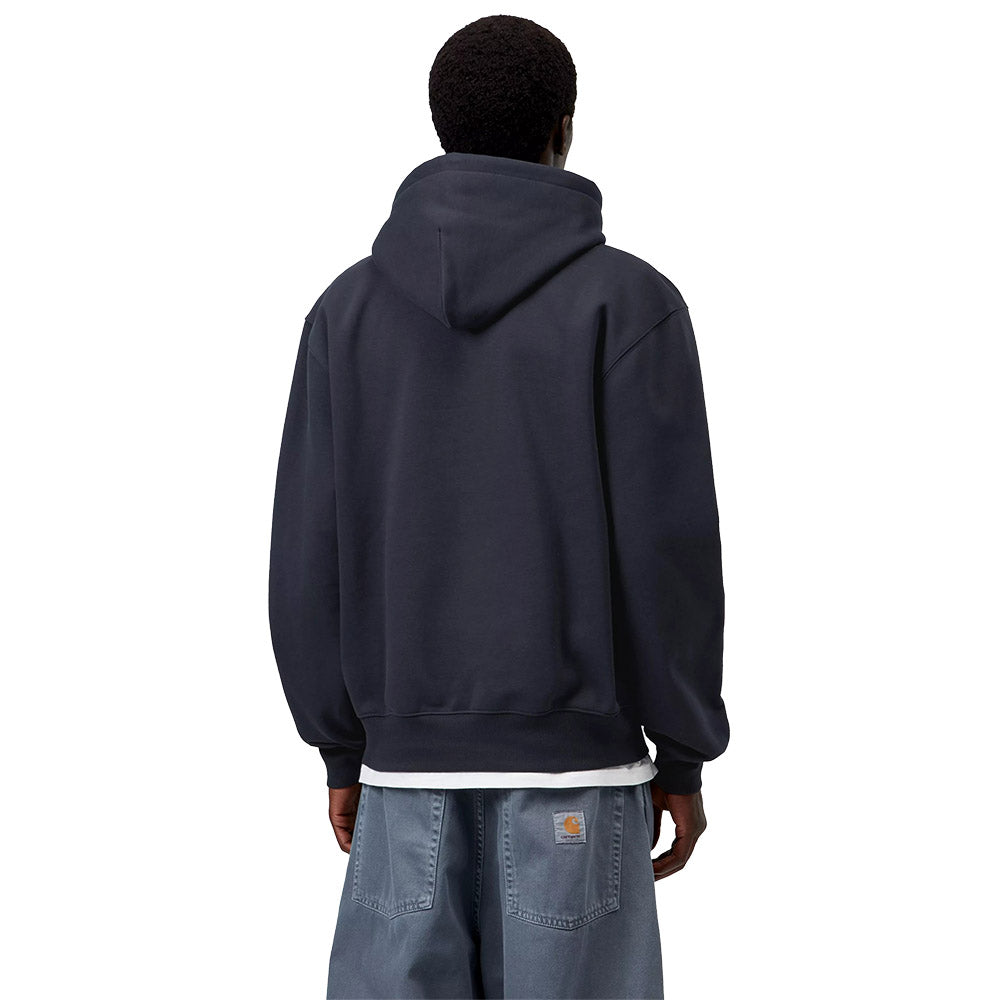 Felpa con cappuccio Carhartt WIP Hooded Carhartt Sweatshirt Dark Navy / Dark Scarab – indossata vista posteriore