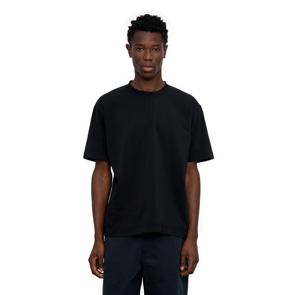 T-shirt Colorful Standard Heavy Organic Boxy Tee Deep Black – indossata da un modello, vista frontale