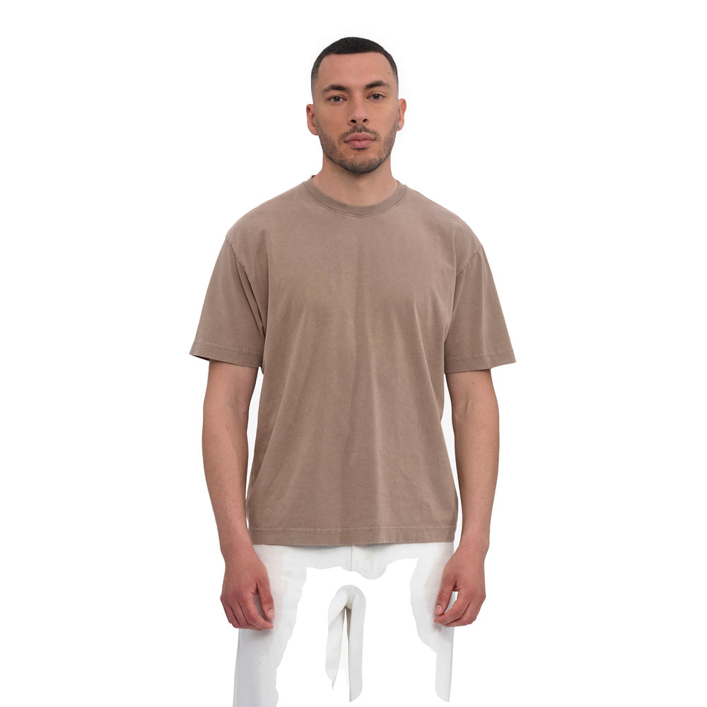 T-shirt Colorful Standard Heavy Organic Boxy Tee Faded Khaki – indossata da un modello, vista frontale