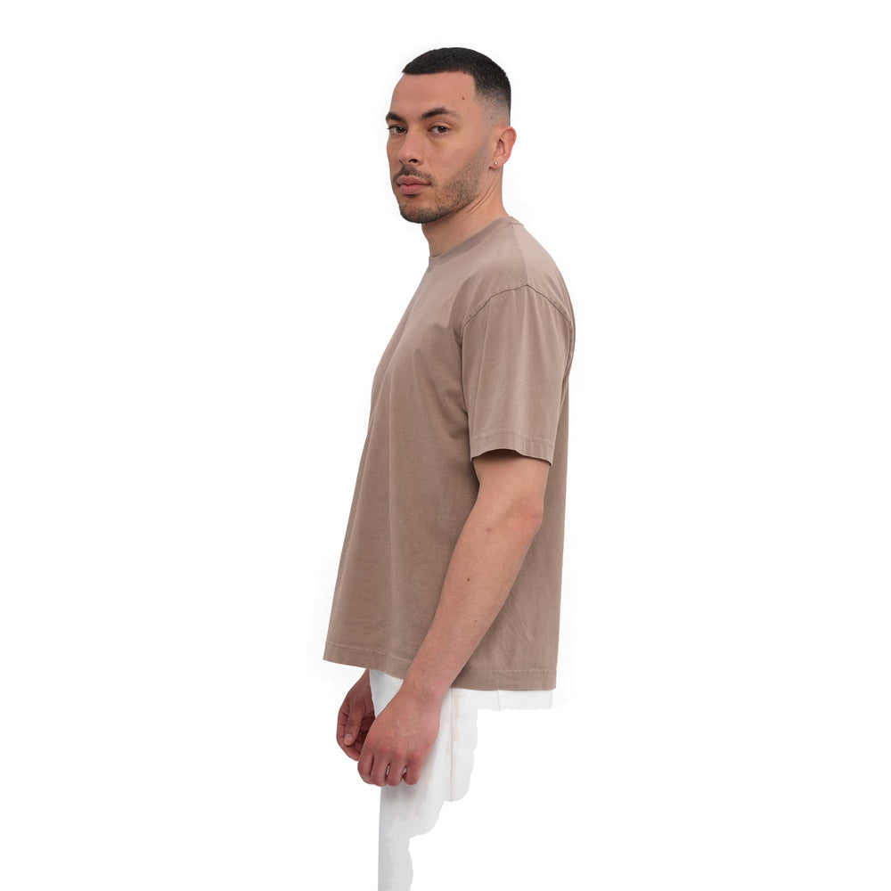 T-shirt Colorful Standard Heavy Organic Boxy Tee Faded Khaki – indossata da un modello, vista laterale