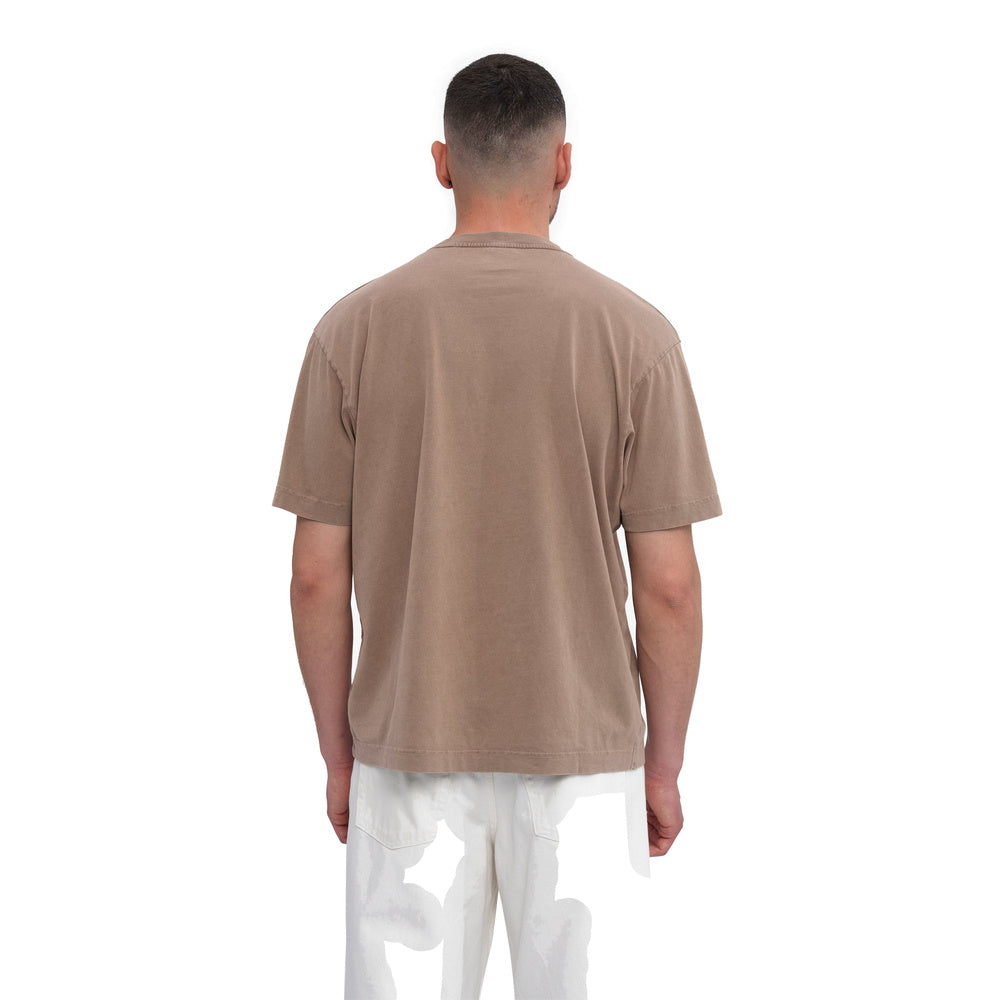 T-shirt Colorful Standard Heavy Organic Boxy Tee Faded Khaki – indossata da un modello, vista posteriore