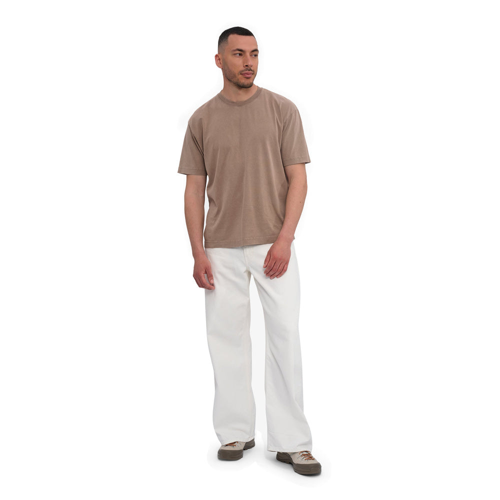 T-shirt Colorful Standard Heavy Organic Boxy Tee Faded Khaki – indossata da un modello, figura intera