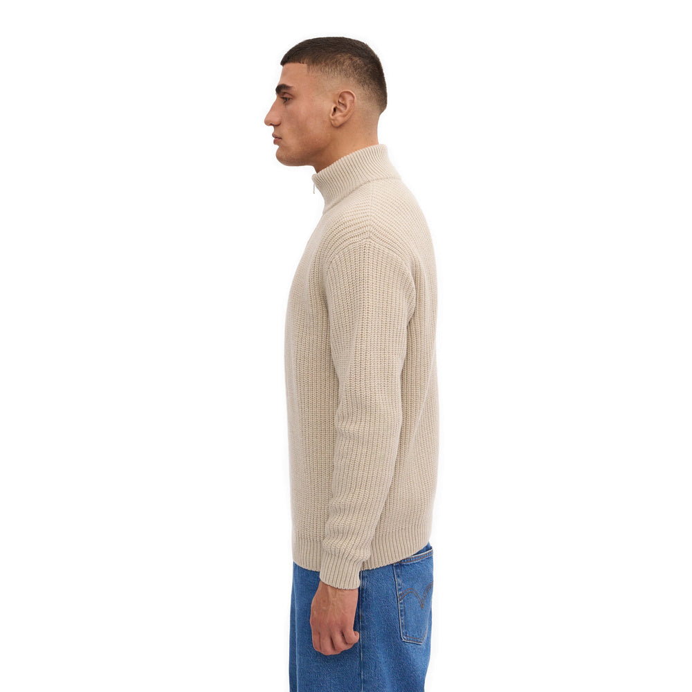 Maglione Colorful Standard Merino Quarter Zip Ivory White – indossato da un modello, vista laterale