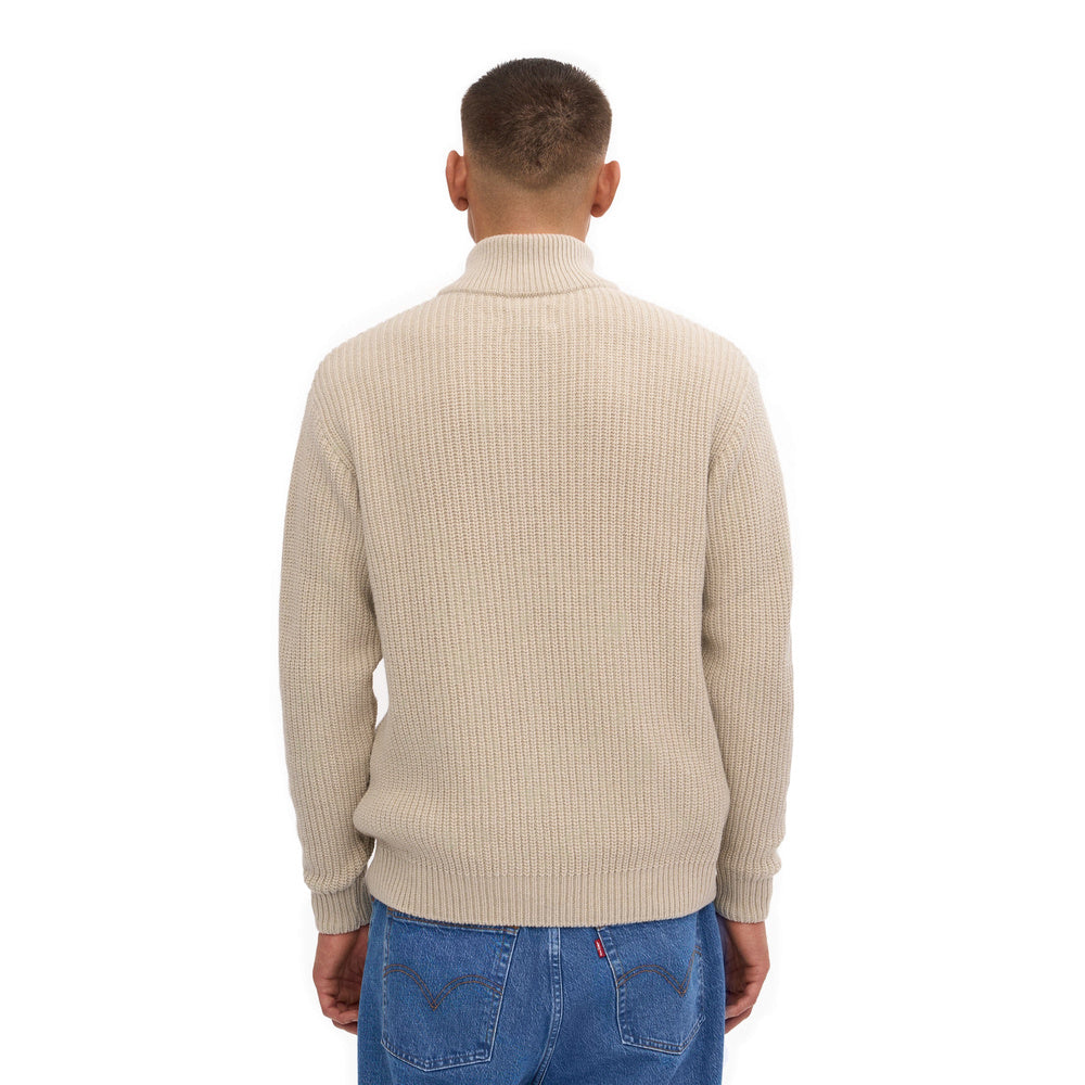 Maglione Colorful Standard Merino Quarter Zip Ivory White – indossato da un modello, vista posteriore