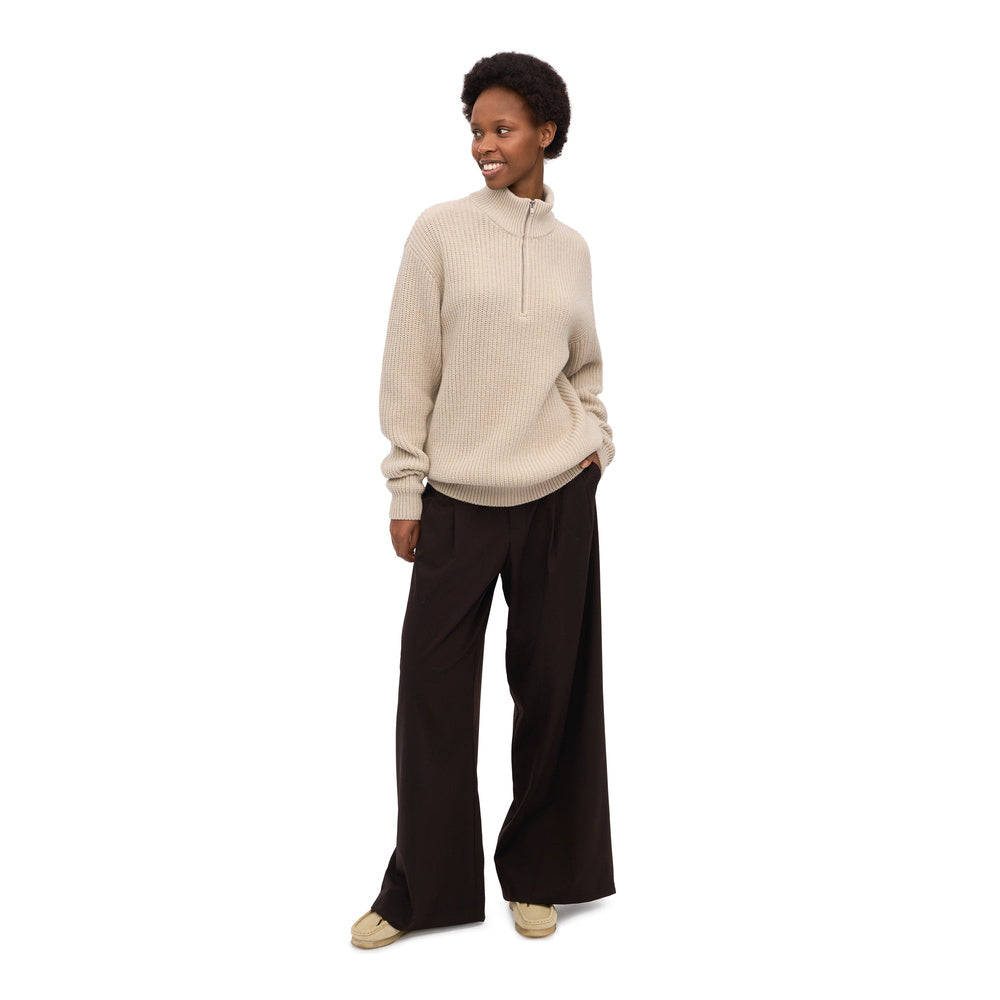 Maglione Colorful Standard Merino Quarter Zip Ivory White – indossato da una modella, figura intera