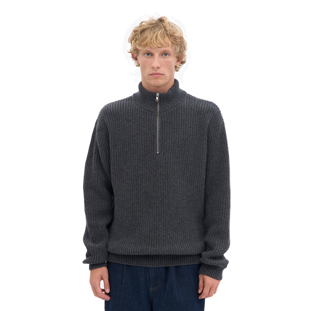 Maglione Colorful Standard Merino Quarter Zip Lava Grey – indossato da un modello, vista frontale