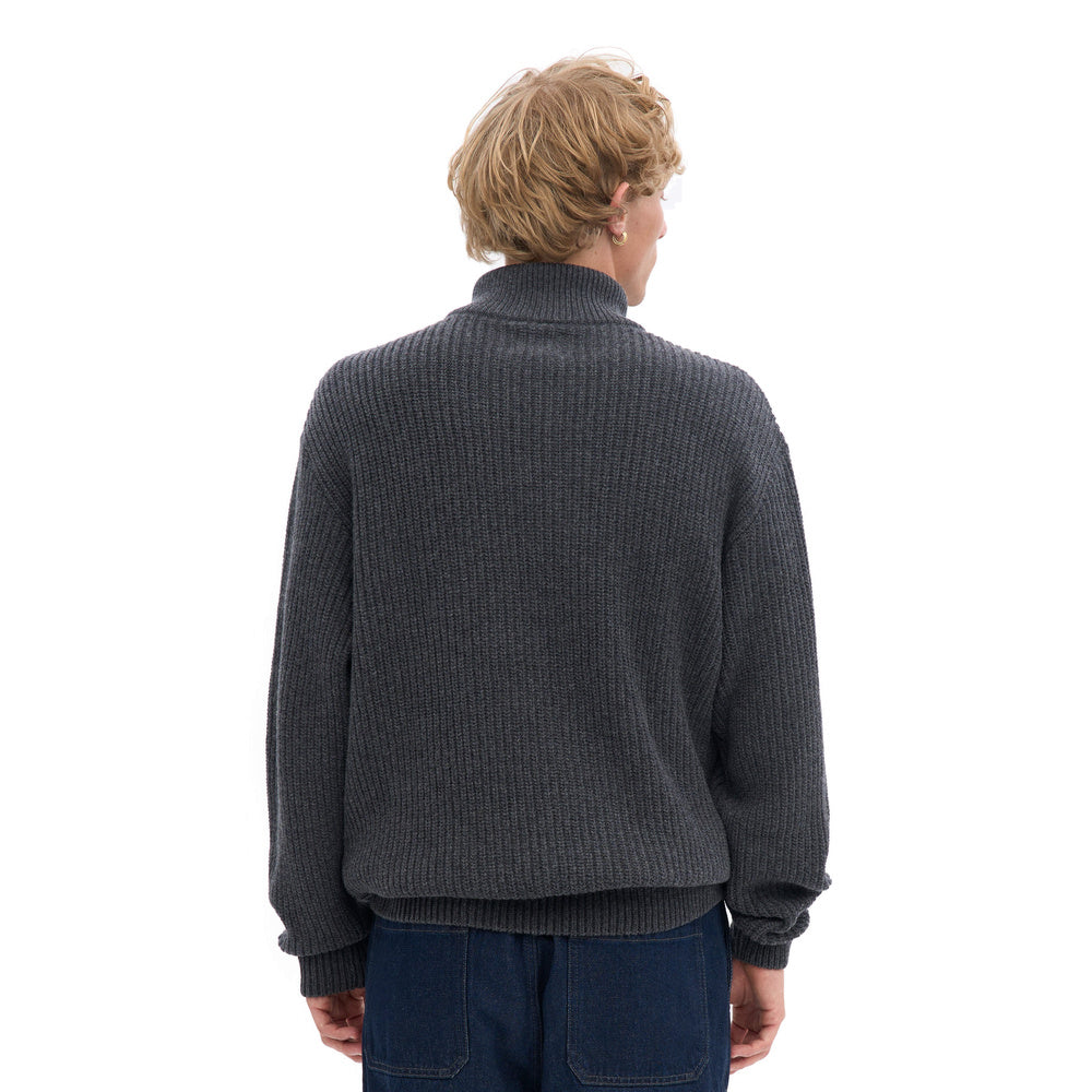 Maglione Colorful Standard Merino Quarter Zip Lava Grey – indossato da un modello, vista posteriore