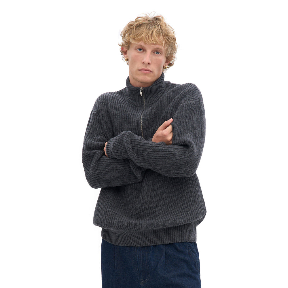 Maglione Colorful Standard Merino Quarter Zip Lava Grey – primo piano indossato da un modello