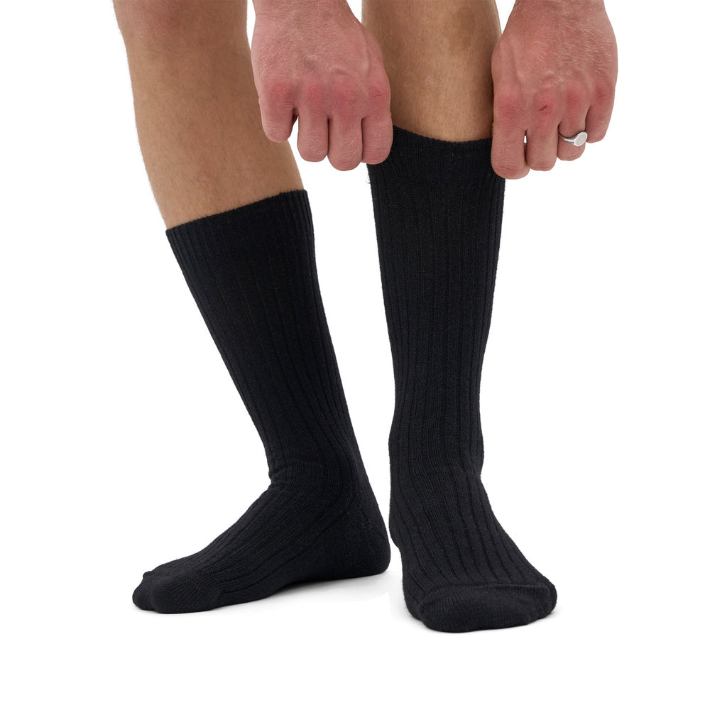 Calze Colorful Standard Merino Wool Blend Sock Deep Black – dettaglio indossate da un modello