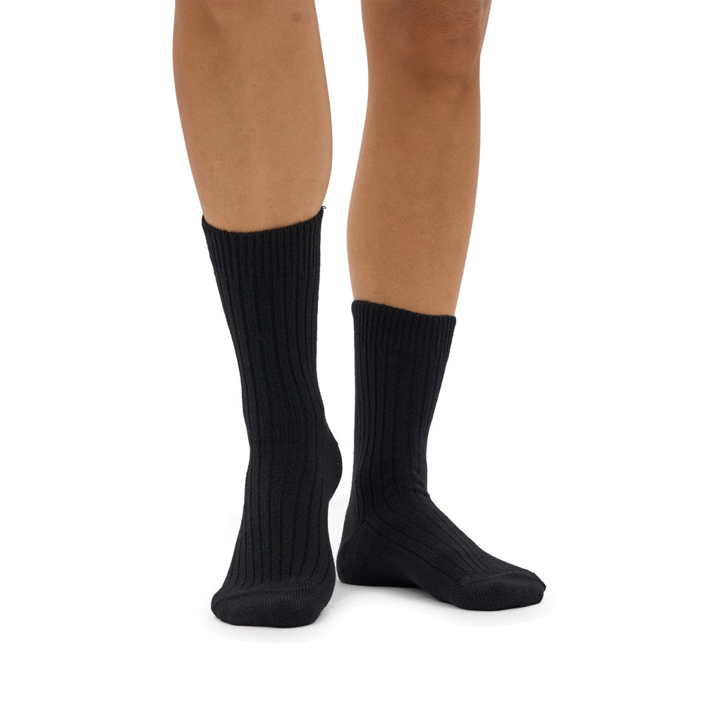 Calze Colorful Standard Merino Wool Blend Sock Deep Black – indossate da una modella, vista frontale