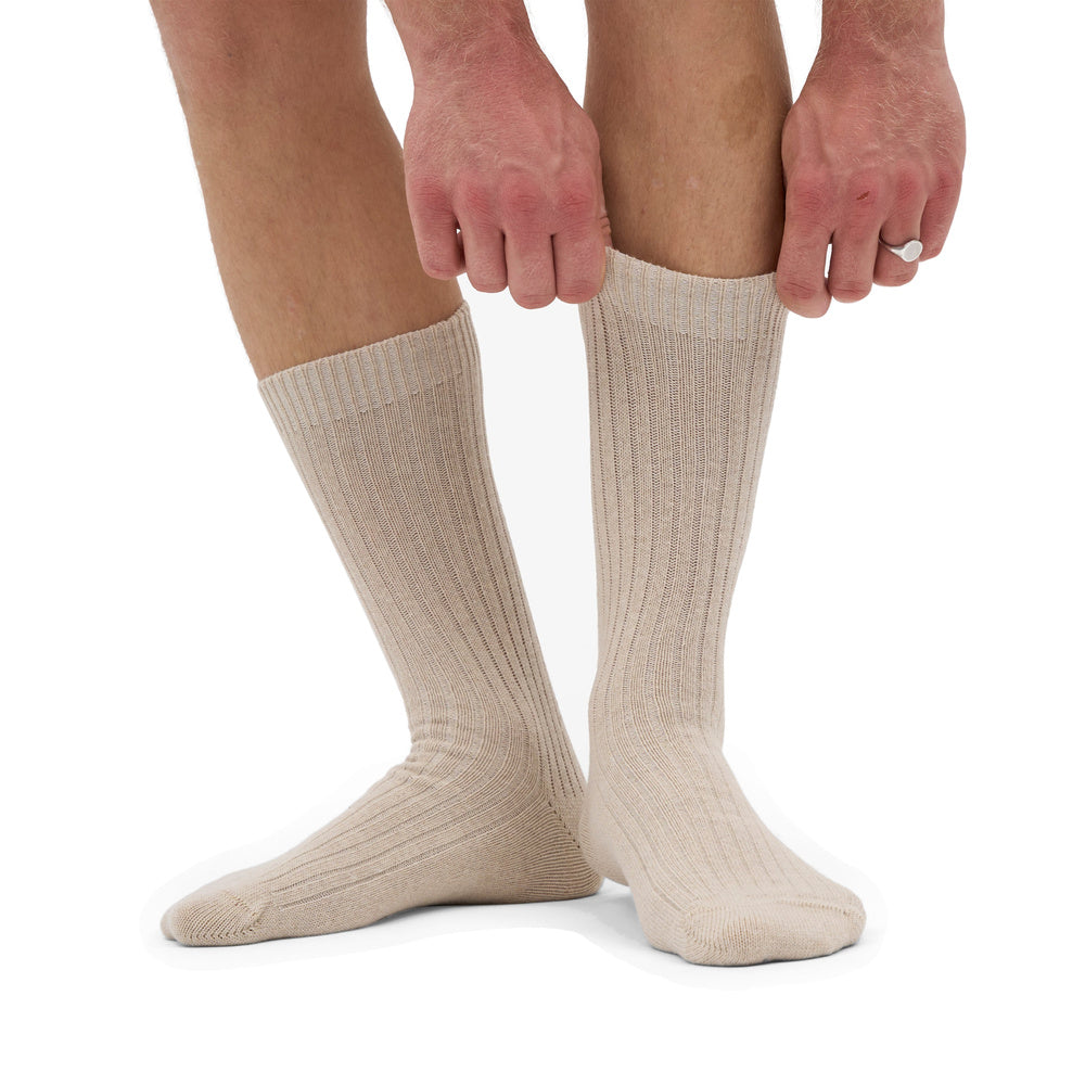 Calze Colorful Standard Merino Wool Blend Sock Ivory White – dettaglio indossate da un modello