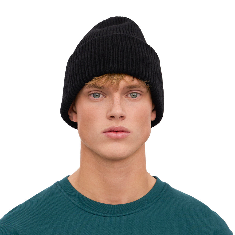 Berretto Colorful Standard Merino Wool Hat Deep Black – indossato da un modello, vista frontale