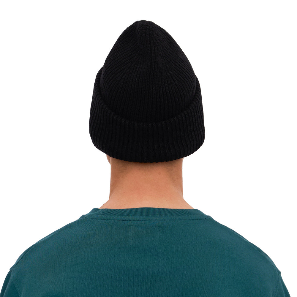 Berretto Colorful Standard Merino Wool Hat Deep Black – indossato da un modello, vista posteriore