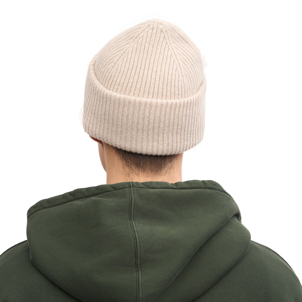 Berretto Colorful Standard Merino Wool Hat Ivory White – indossato da un modello, vista posteriore