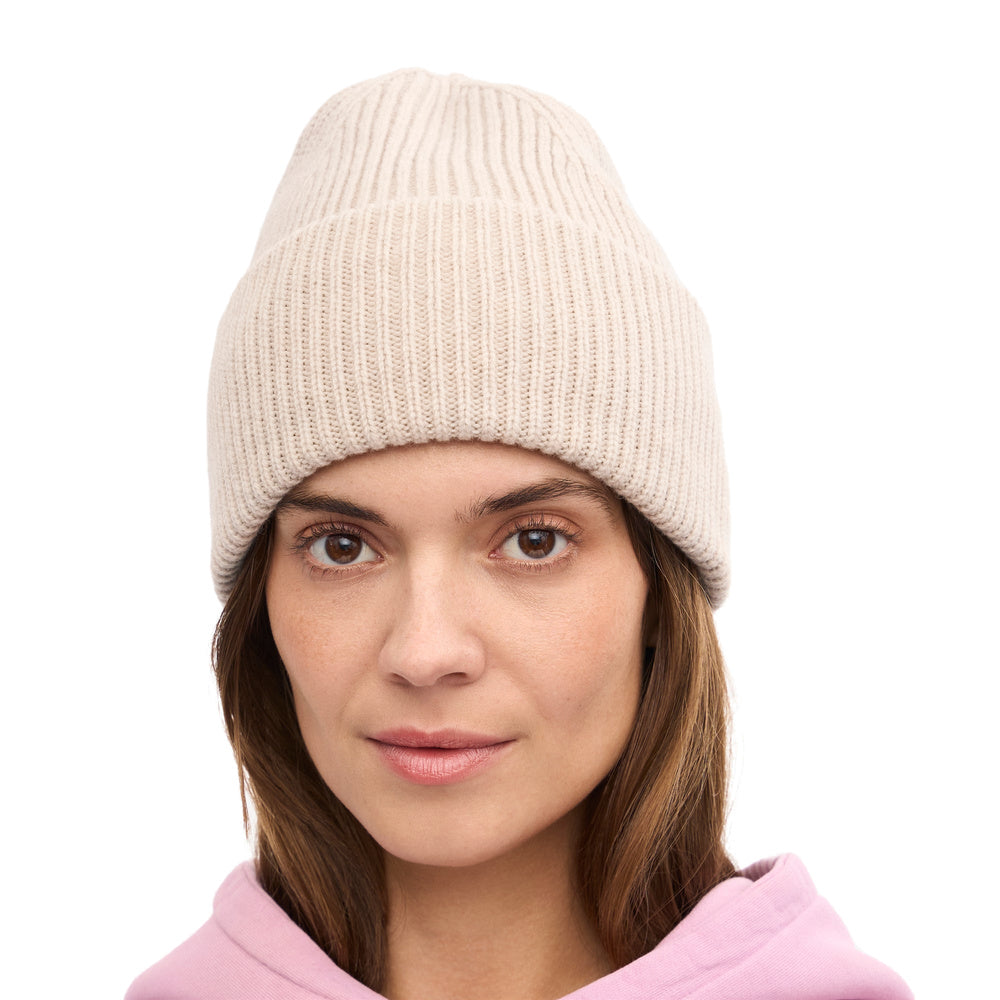 Berretto Colorful Standard Merino Wool Hat Ivory White – indossato da una modella, vista frontale