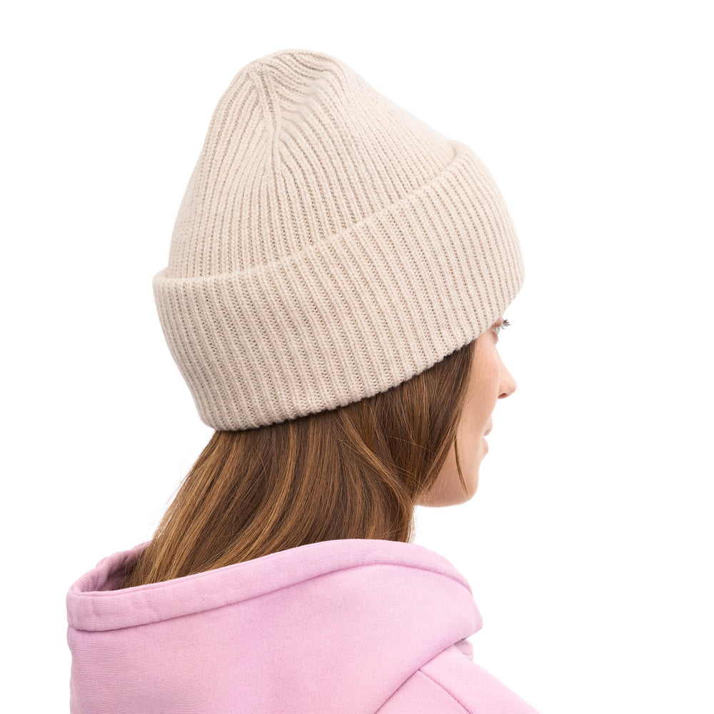 Berretto Colorful Standard Merino Wool Hat Ivory White – indossato da una modella, vista posteriore