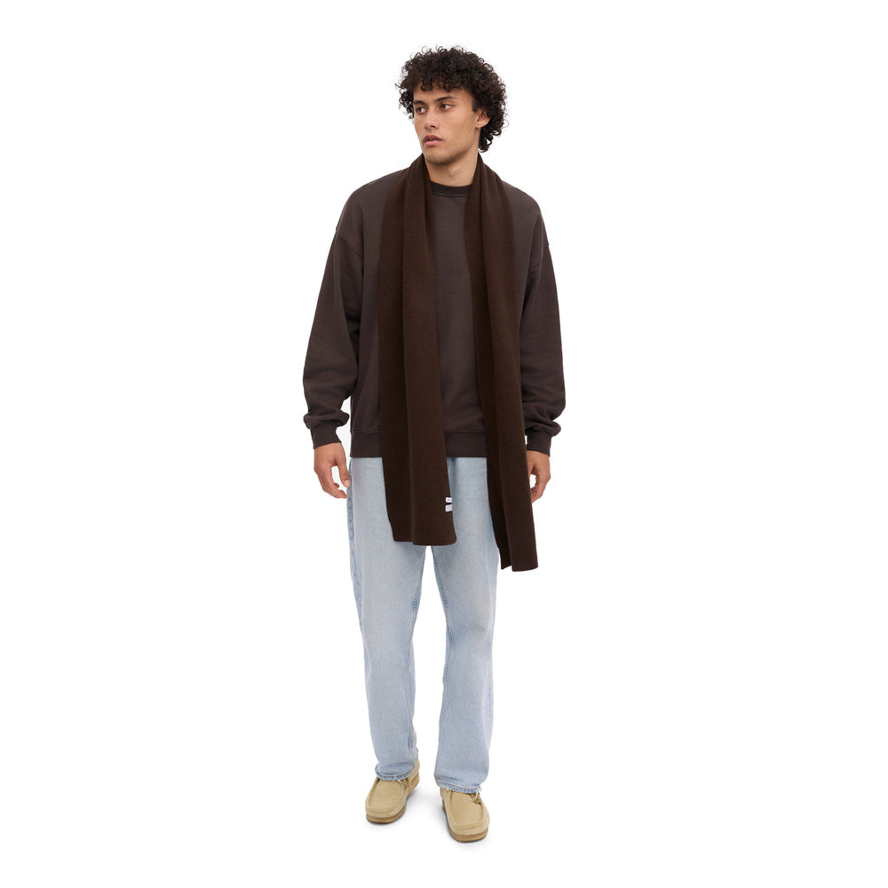 Sciarpa Colorful Standard Merino Wool Scarf Coffee Brown – indossata da un modello, figura intera