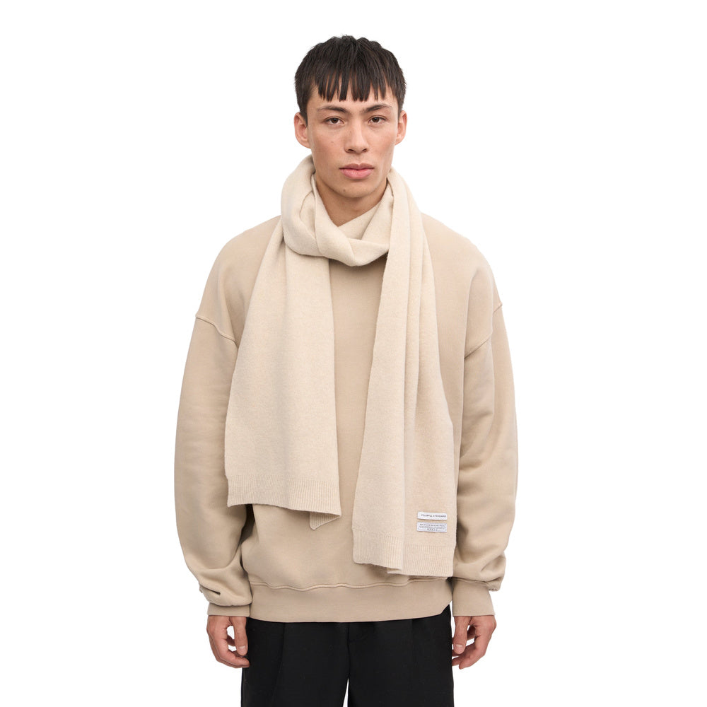 Sciarpa Colorful Standard Merino Wool Scarf Ivory White – indossata da un modello, vista frontale