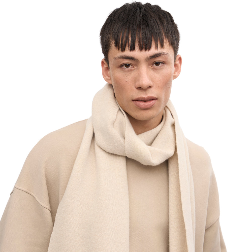 Sciarpa Colorful Standard Merino Wool Scarf Ivory White – primo piano indossata da un modello
