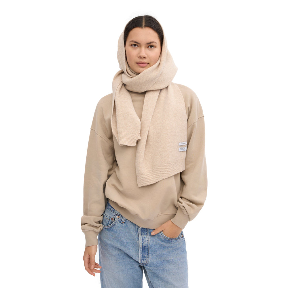 Sciarpa Colorful Standard Merino Wool Scarf Ivory White – indossata da una modella, vista frontale