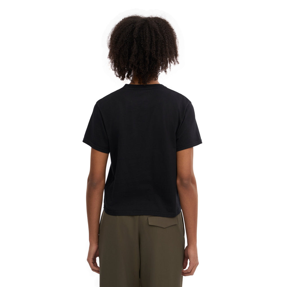 T-shirt Colorful Standard Organic Boxy Crop Tee Deep Black – indossata da una modella, vista posteriore