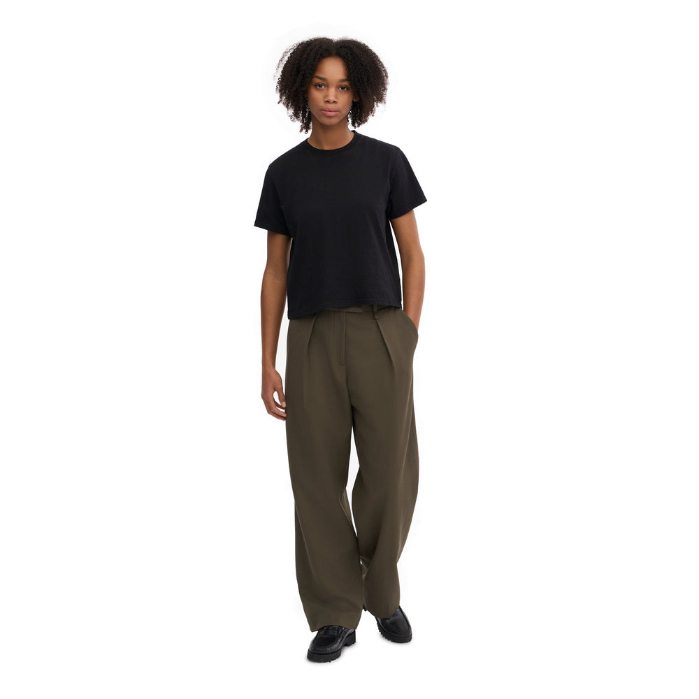 T-shirt Colorful Standard Organic Boxy Crop Tee Deep Black – indossata da una modella, figura intera