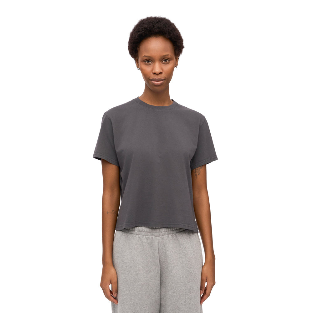 T-shirt Colorful Standard Organic Boxy Crop Tee Lava Grey – indossata da una modella, vista frontale