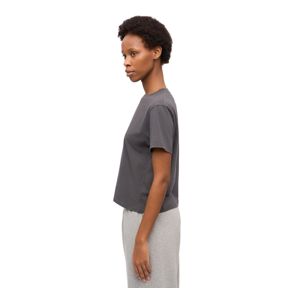 T-shirt Colorful Standard Organic Boxy Crop Tee Lava Grey – indossata da una modella, vista laterale