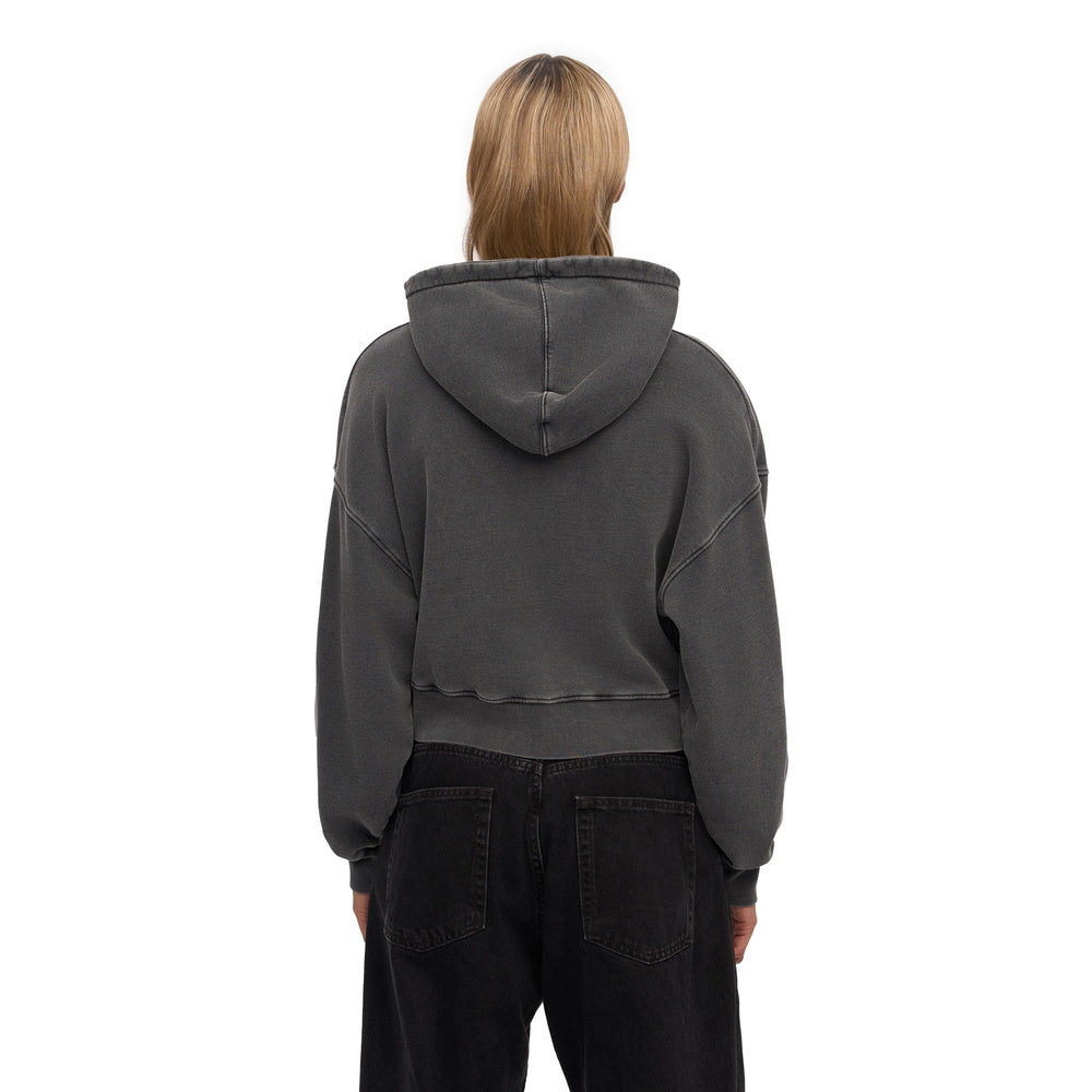 Felpa con cappuccio Colorful Standard Organic Crop Zip Hood Faded Black – indossata da una modella, vista posteriore