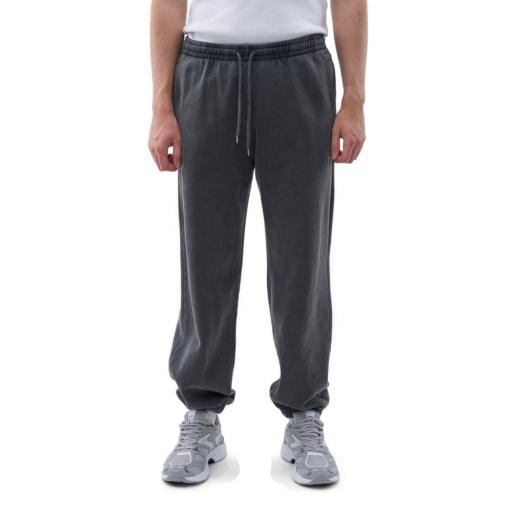 Pantaloni della tuta Colorful Standard Organic Relaxed Sweatpants Faded Black – indossati da un modello, vista frontale