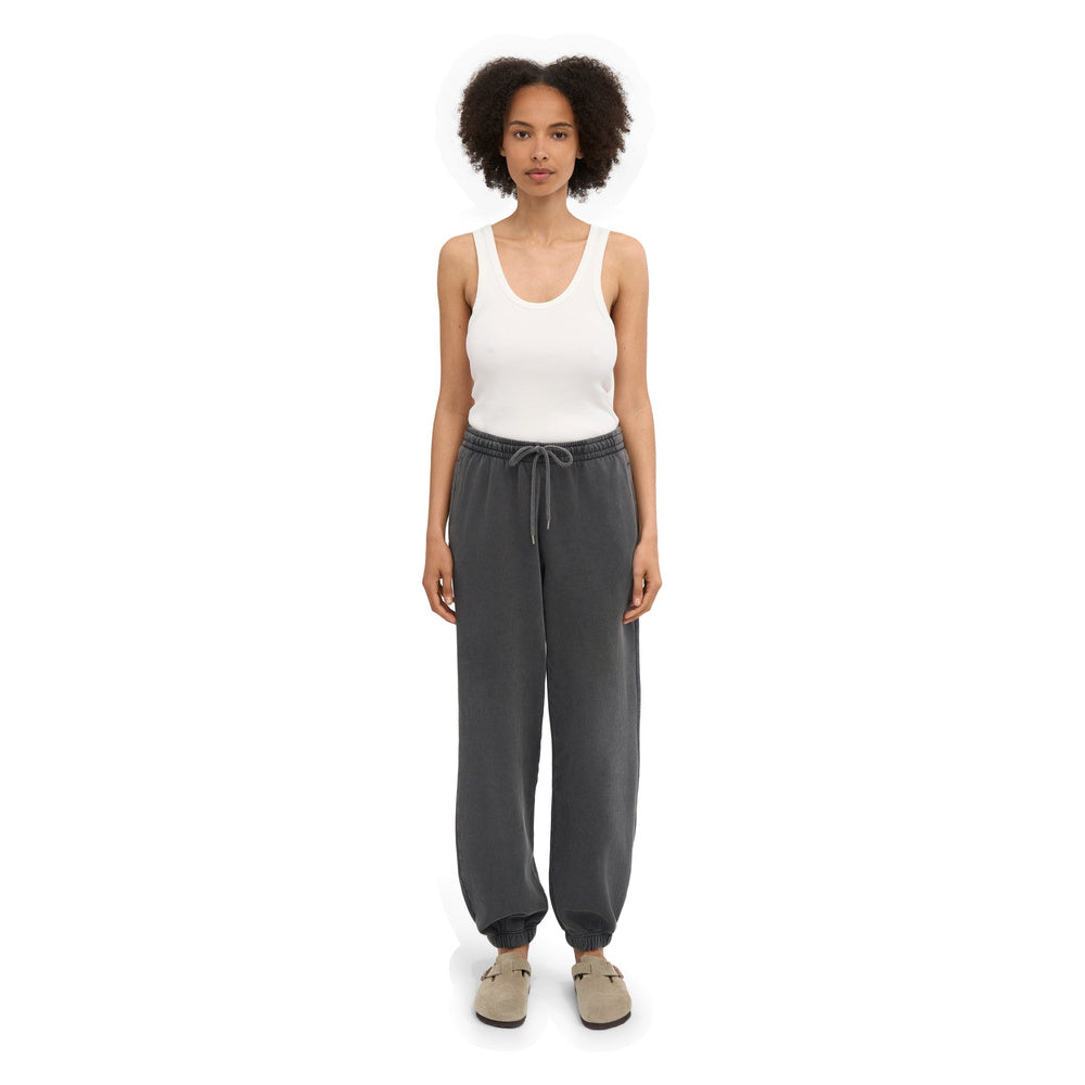 Pantaloni della tuta Colorful Standard Organic Relaxed Sweatpants Faded Black – indossati da una modella, vista frontale